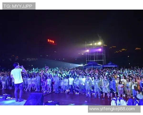 足球星辉闪耀夜空赞美英雄梦想与荣耀齐飞的旋律